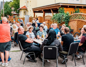Zusammenkommen bei Bratwurst, Getränken und guten Dialogen.